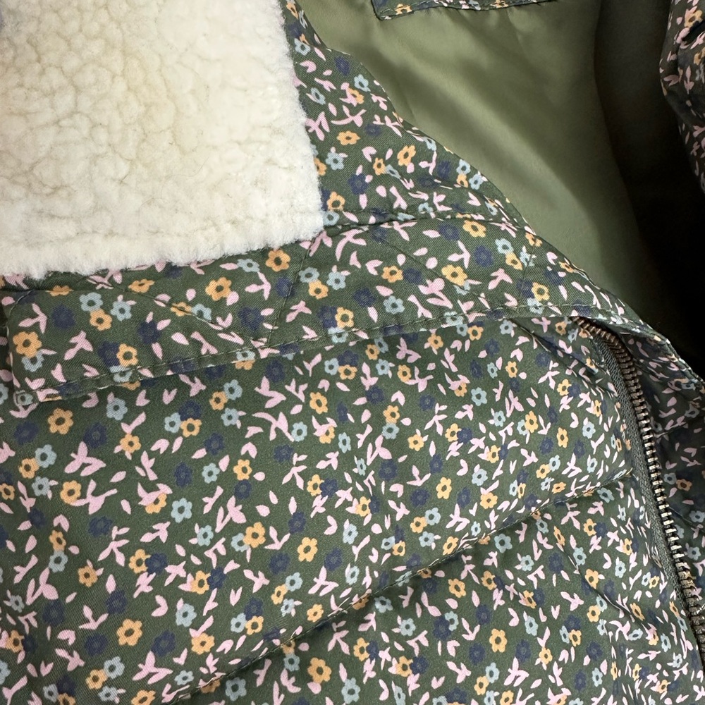 Universal Thread Women’s Floral Puffer Vest - Green